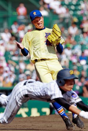 　９回、再登板した星稜・岩下（奥）は、山下を打ち取り勝利を決める（撮影・立川洋一郎）