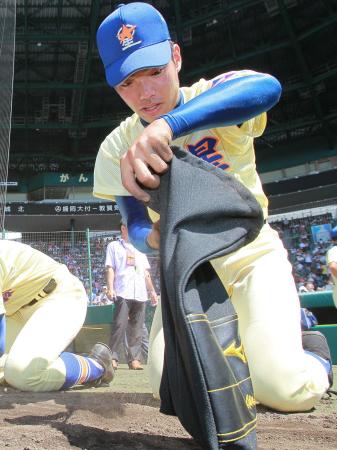 　試合後、グラウンドの土を集める星稜・越中（撮影・神子素慎一）