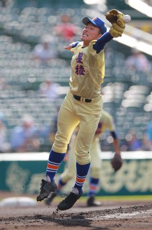 　３回、打球に飛びつく星稜・岩下