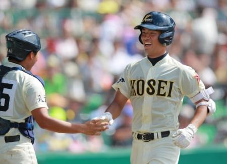 ８回２死、同点弾を放った深江は笑顔でホームイン＝甲子園（撮影・神子素慎一）