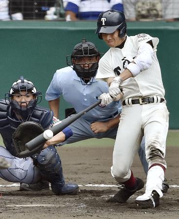 　健大高崎-大阪桐蔭　７回表大阪桐蔭１死一塁、中村が左翼ポール際に勝ち越し２ランを放つ。捕手柘植＝甲子園