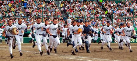 　準決勝進出を決め、応援団の元へ駆け出す三重ナイン（撮影・石湯恒介）