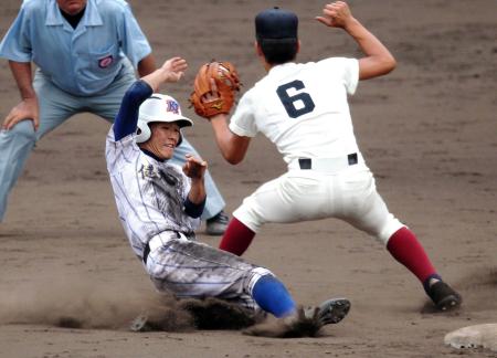 　７回、この試合３個目の二盗を決める健大高崎・平山（撮影・飯室逸平）