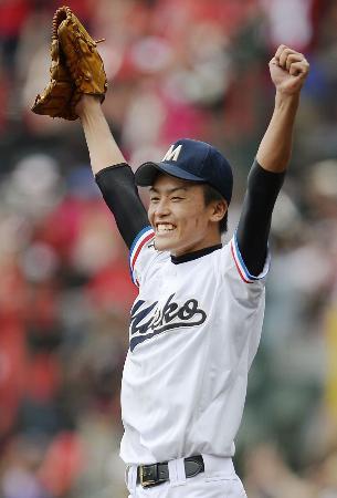 　５安打完封で決勝進出を決め、ガッツポーズで喜ぶ三重・今井＝甲子園