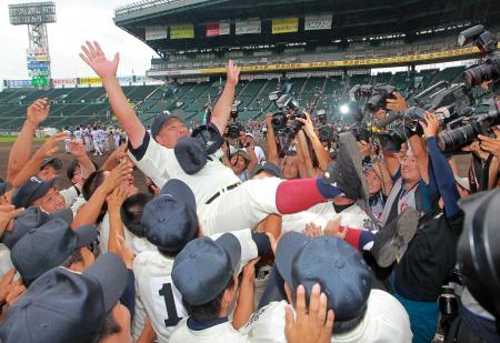 　ナインに胴上げされる大阪桐蔭・西谷監督