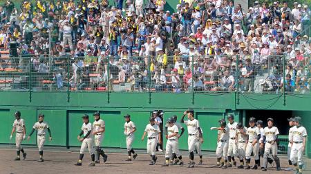 　試合後、応援団へのあいさつへ向かいスタンドから拍手を浴びる崇徳ナイン