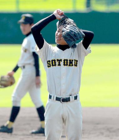 　マウンドで汗をぬぐう崇徳・石岡（撮影・石湯恒介）