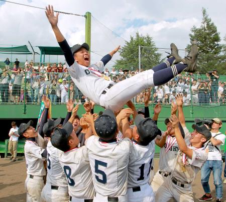 　ナインに胴上げされる中京・松井（撮影・石湯恒介）