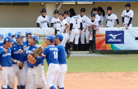 　決勝戦で敗れ、喜ぶ韓国ナインをベンチで見詰める日本ナイン＝パトゥムタニ（共同）