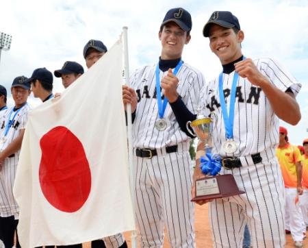 　野球のＵ‐18アジア選手権で準優勝し、表彰台で笑顔の（右から）主将の栗原、高橋ら日本代表（共同）
