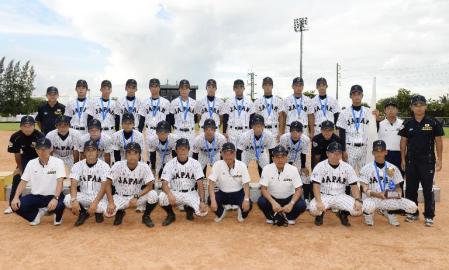 　野球のＵ‐18アジア選手権で準優勝し、記念写真に納まる日本代表ら（共同）