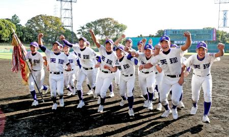 　秋季大会優勝に喜びを爆発させる天理ナイン（撮影・持木克友）