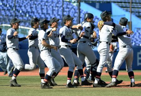 　浦和学院を下し２年ぶりの優勝を決め、完投した佐藤世（右から２人目）のもとに駆け寄る仙台育英ナイン＝神宮