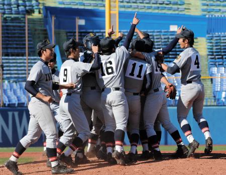 　明治神宮野球大会を制し喜ぶ仙台育英ナイン