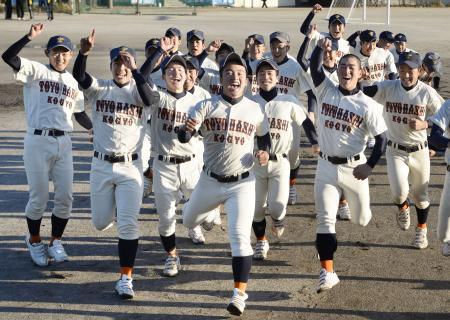 　２１世紀枠で選抜高校野球の初出場が決まり、笑顔の豊橋工の選手＝２３日、愛知県豊橋市