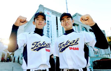 　ガッツポーズの江藤勇治（左）と勝俣翔貴