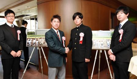 　改めて互いの健闘をたたえ合う中京・後藤主将（中央左）、崇徳・松田主将（同右）。左は中京・佐藤部長、右は崇徳・中河監督（撮影・北野将市）