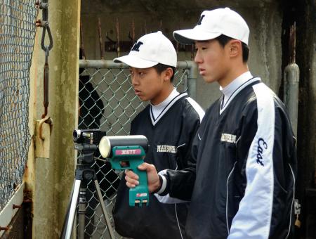　練習試合で情報を収集するデータ班の向井選手（左）と藤本選手