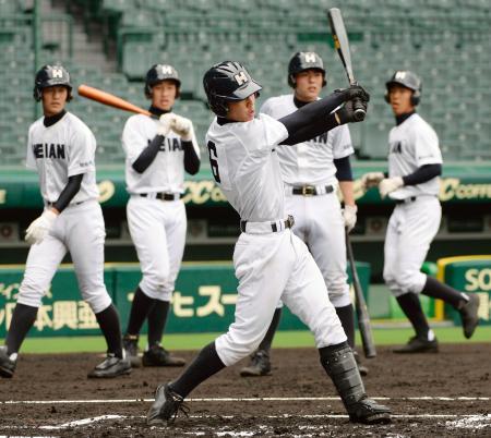 　打撃練習する龍谷大平安ナイン＝甲子園