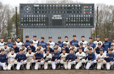 　練習試合後に記念撮影する沖縄・糸満高と兵庫高の選手たち＝１６日、神戸市のあじさいスタジアム北神戸