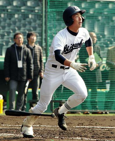 　シート打撃で本塁打を放つ静岡・内山