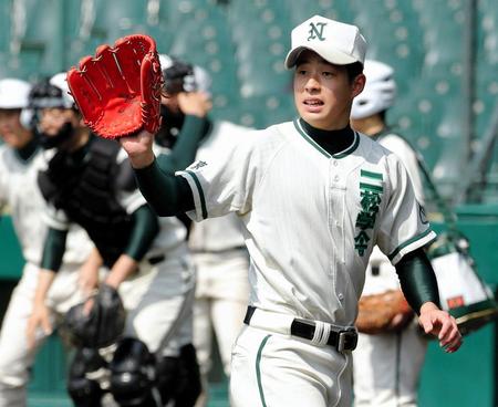 　投内連係で内野に指示を出す二松学舎大付・大江