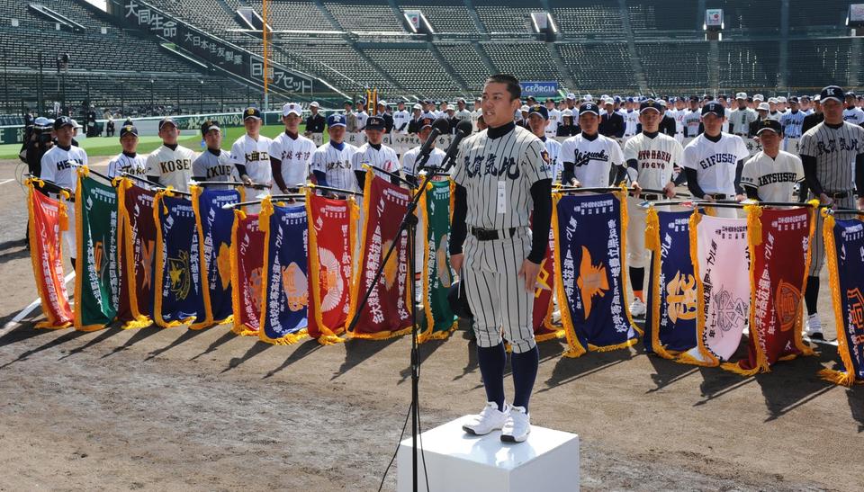 　開会式リハーサルで選手宣誓する敦賀気比・篠原涼主将（手前）