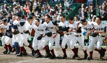 　ベスト８一番乗りを果たし、笑顔で駆けだす大阪桐蔭の選手＝甲子園