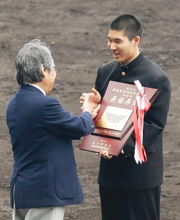　選抜高校野球大会で応援団の最優秀賞に選ばれ、表彰される豊橋工団長の宮下幹生さん＝１日、甲子園球場