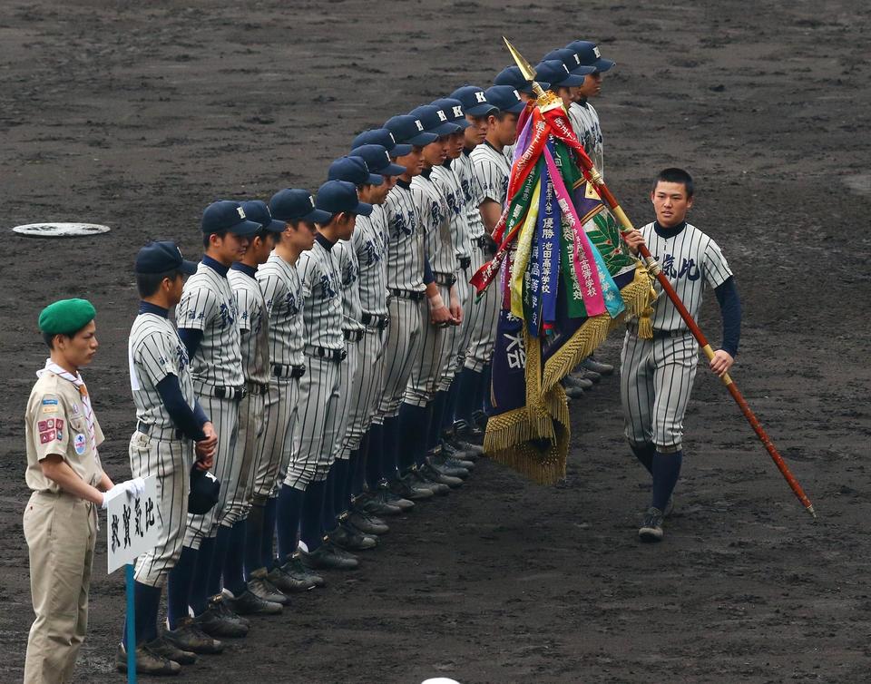 　優勝旗を手にする敦賀気比・篠原主将