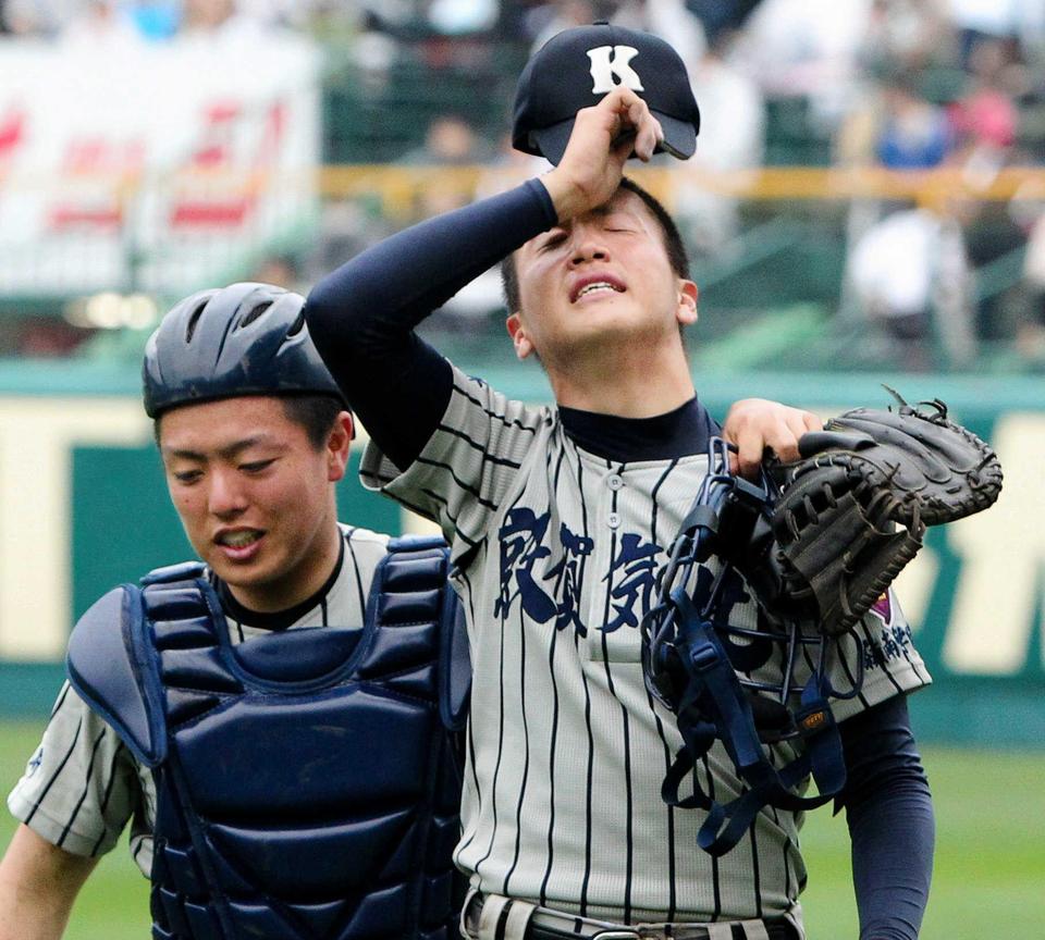 　優勝し歓喜の涙にむせぶ敦賀気比・平沼。左は嘉門