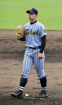 八回２死から２本目のソロを浴び、マウンドで息を吐く東海大相模・小笠原