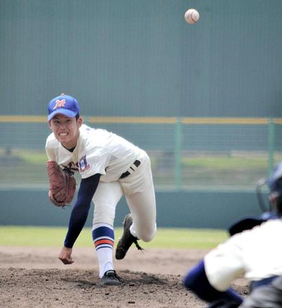 　６回１０Ｋ２失点と好投した神戸国際大付・東郷