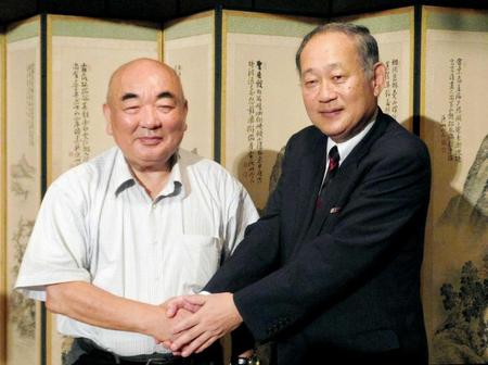 　握手を交わす奥島高野連会長（左）と次期会長の八田理事（次期会長）