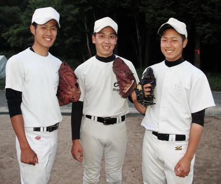 　初の夏甲子園出場に意欲をみせる（左から）大深、関藤、堀の３投手（撮影・市尻達拡）