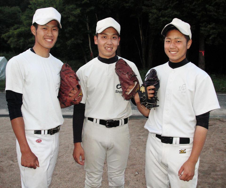 　初の夏甲子園出場に意欲をみせる（左から）大深、関藤、堀の３投手（撮影・市尻達拡）