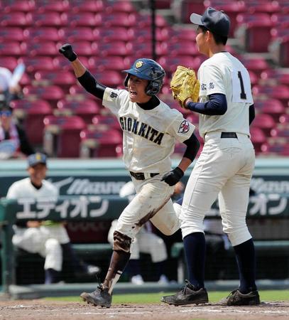 　３回、先制のホームを踏む祇園北・黒江（左）は喜びを爆発させる（投手・秋山）＝撮影・北村雅宏
