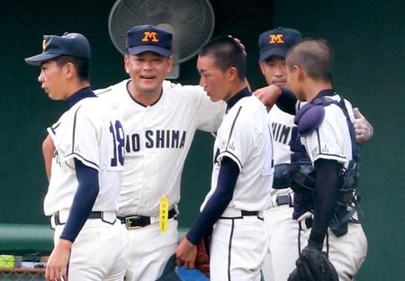　箕島・尾藤監督（中央左）は、６回満塁のピンチをしのぎベンチに戻った中村（同右）を笑顔で迎える