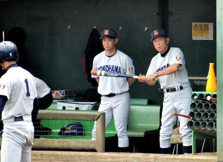 　バットを持って選手へ指示を出す横浜・渡辺監督