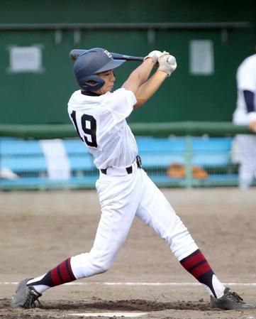 　３回、代打の関大北陽・川崎が左越えに２ランを放つ（撮影・山口　登）