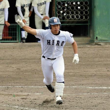 　５回、右越えに逆転３ランを放ち、ガッツポーズを見せる広・清水裕（撮影・出月俊成）