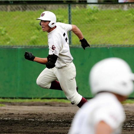 　５回、適時打を放ち、勢いよく二塁へ向かう近大泉州・渡辺（撮影・飯室逸平）