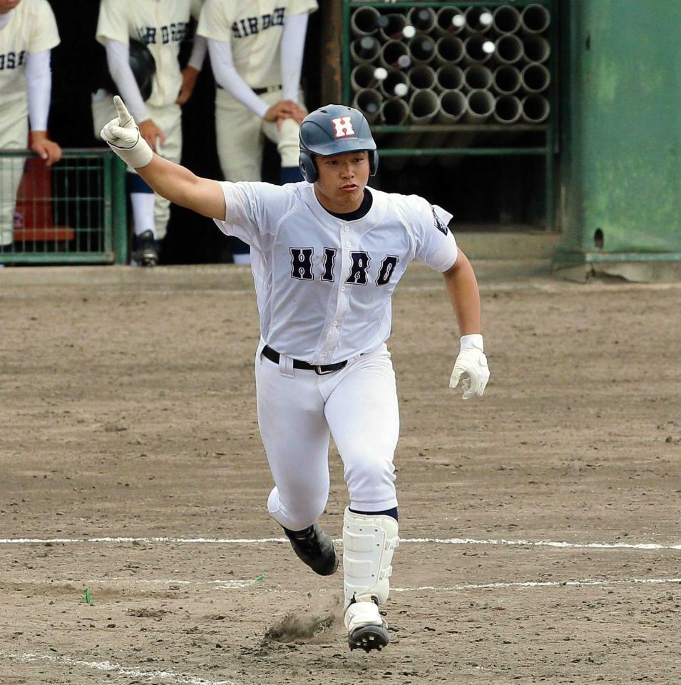 　５回、右越えに逆転３ランを放ち、ガッツポーズを見せる広・清水裕（撮影・出月俊成）