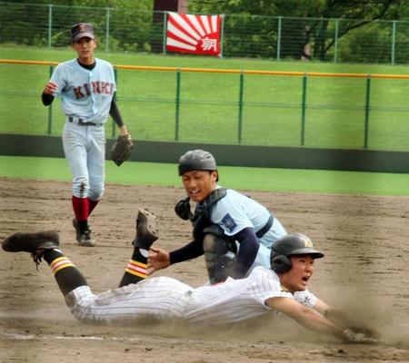 　延長十回無死一、三塁で、三走・阿部直樹が投ゴロの間に本塁へ滑り込み、高陽東がサヨナラ勝利＝福山市民（撮影・市尻達拡）