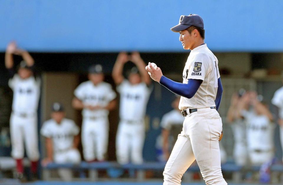 　９回、リードを広げられボールを手に悔しがる履正社・寺島