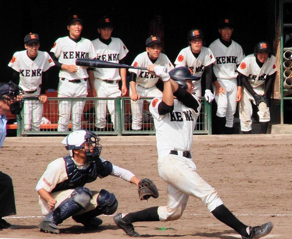 　延長１０回、左前適時打を放つ広島工・前田（撮影・市尻達拡）