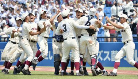 　東海大菅生を破って甲子園出場を決め、喜ぶ清宮（３）ら早実ナイン＝神宮
