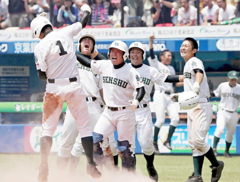 　７回、中越えにランニング本塁打を放ち生還した原（１）を歓喜の表情で迎える専大松戸ナイン