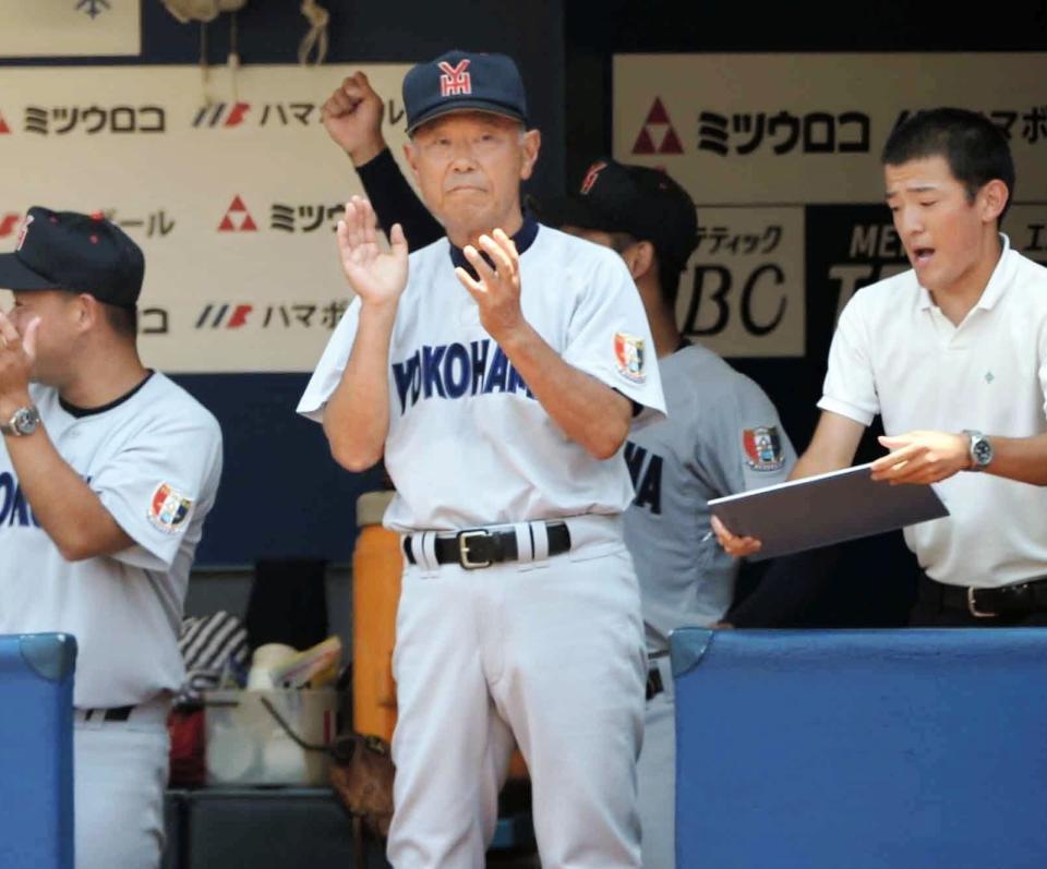 　１回、公家の内野安打で先制点を挙げ、手をたたき喜ぶ渡辺監督（撮影・佐々木彰尚）