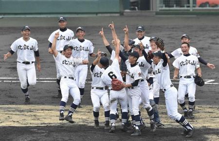 　優勝しマウンドに集まって喜ぶ比叡山ナイン